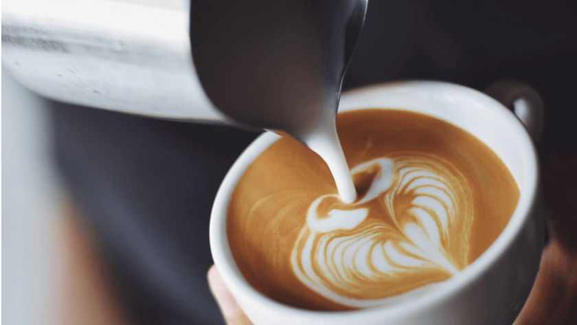 preparando un delicioso café con leche en Cafetería Cayros