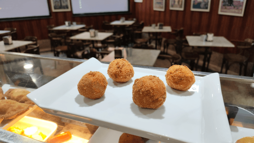 tapas tradicionales: plato de croquetas caseras