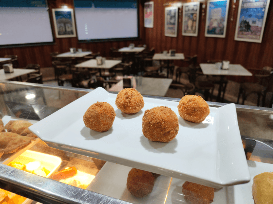 tapas tradicionales: plato de croquetas caseras